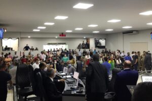 Sessão na Câmara de Caldas Novas tem polícia e secretário agredido a murros
