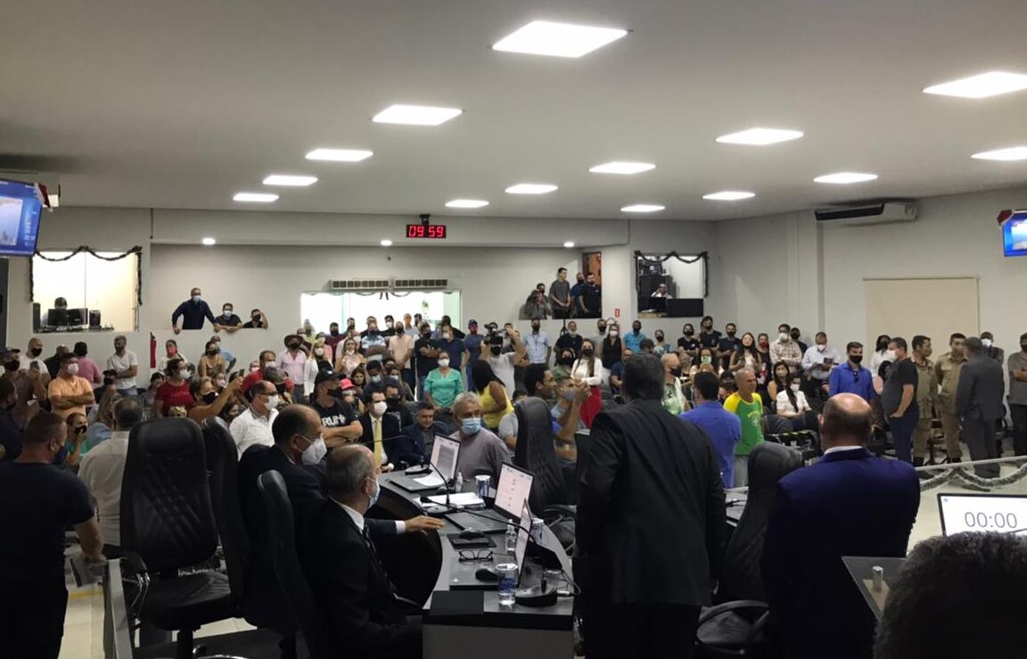 Sessão na Câmara de Caldas Novas tem polícia e secretário agredido a murros