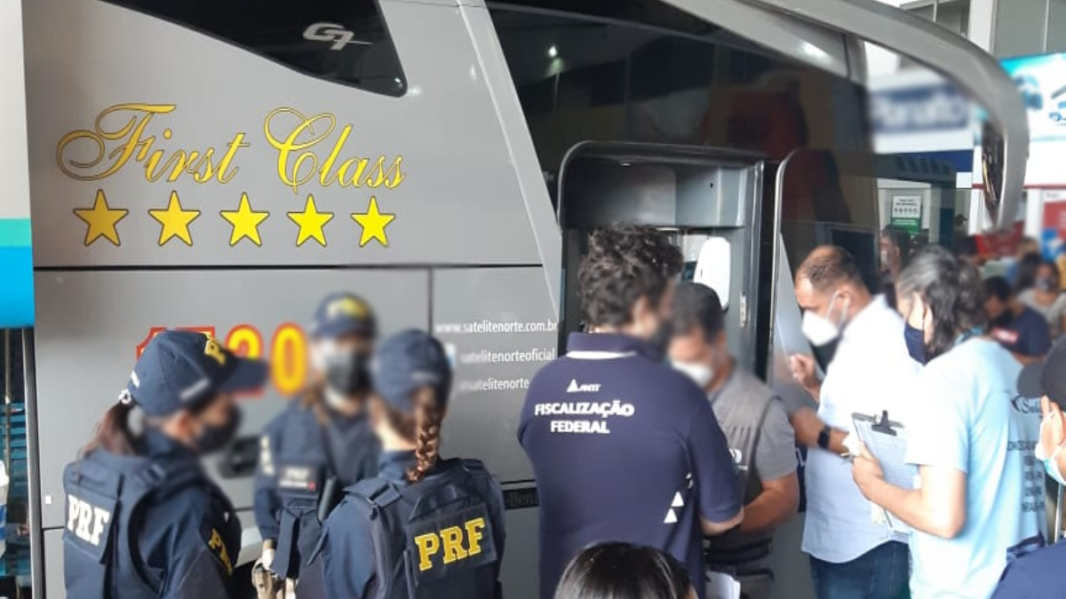 Operação fiscaliza condições de ônibus e orienta passageiros em rodoviária de Goiânia