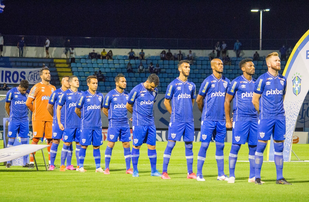 Jogadores do Avaí perfilados antes do jogo da Série B