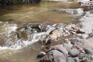 Um garoto de 13 anos foi detido pela Polícia Civil por suspeita de ajudar a matar um menino da mesma idade, por conta de uma dívida de drogas. O menor apreendido teria ajudado um homem, que já está preso, a realizar uma emboscada para cobrar a vítima. O homicídio ocorreu no final do mês de novembro de 2021, no Bairro do Lunabel 3H, na cidade goiana de Novo Gama, situada no entorno do Distrito Federal (DF).