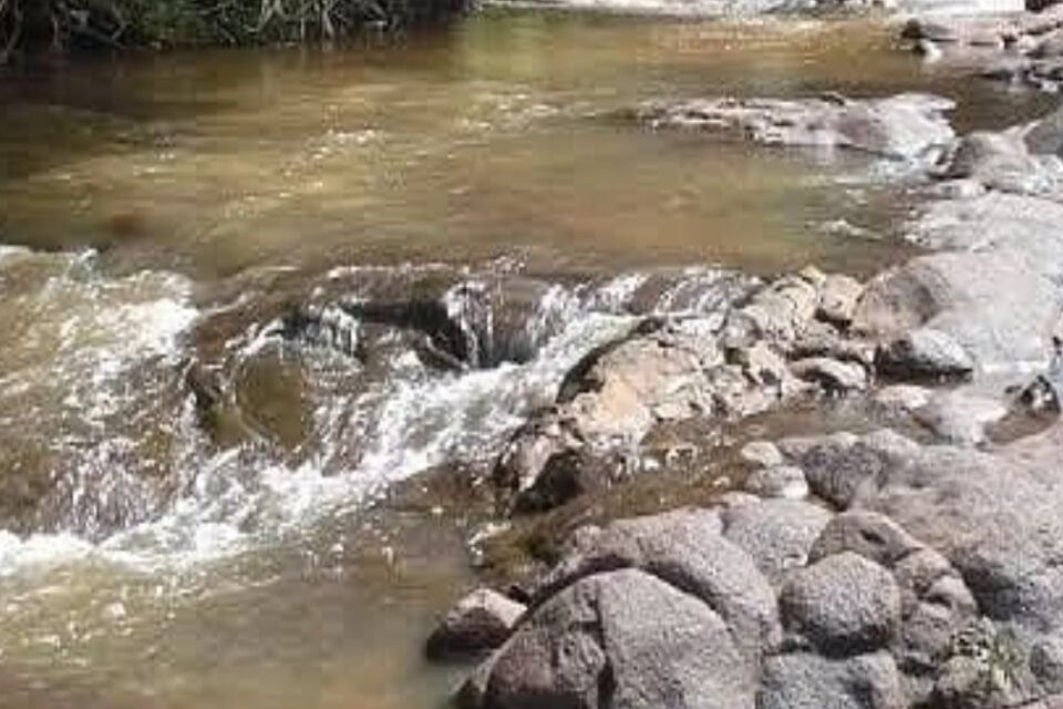 Um garoto de 13 anos foi detido pela Polícia Civil por suspeita de ajudar a matar um menino da mesma idade, por conta de uma dívida de drogas. O menor apreendido teria ajudado um homem, que já está preso, a realizar uma emboscada para cobrar a vítima. O homicídio ocorreu no final do mês de novembro de 2021, no Bairro do Lunabel 3H, na cidade goiana de Novo Gama, situada no entorno do Distrito Federal (DF).