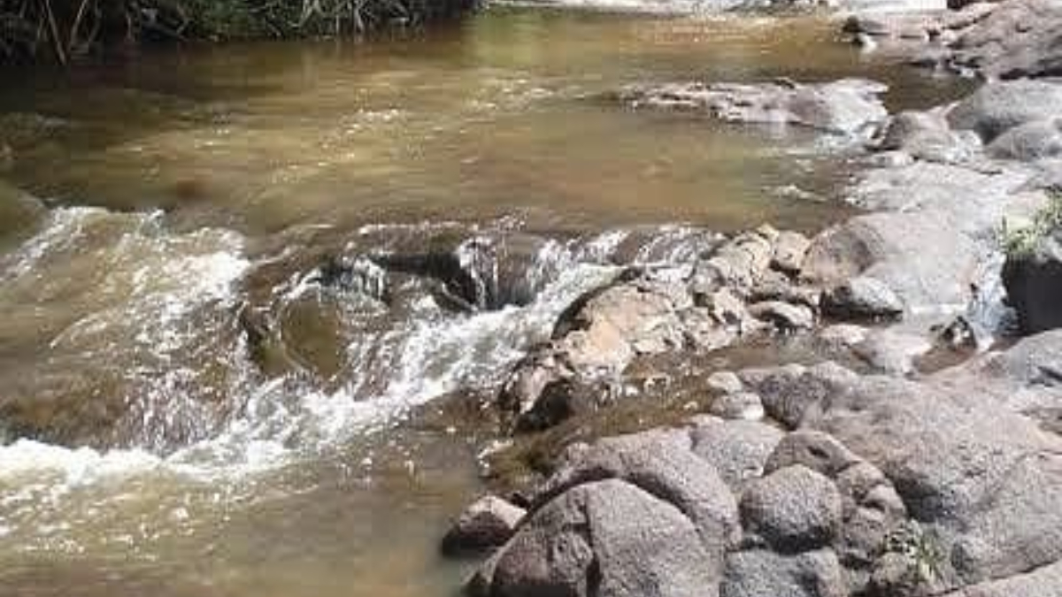 Um garoto de 13 anos foi detido pela Polícia Civil por suspeita de ajudar a matar um menino da mesma idade, por conta de uma dívida de drogas. O menor apreendido teria ajudado um homem, que já está preso, a realizar uma emboscada para cobrar a vítima. O homicídio ocorreu no final do mês de novembro de 2021, no Bairro do Lunabel 3H, na cidade goiana de Novo Gama, situada no entorno do Distrito Federal (DF).