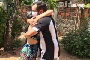 amigos descobrem que são irmãos Caso envolve uma promoção de uma marca de chocolates. Amigos descobrem que são irmãos após pesquisa para fazer mapa astral Marco