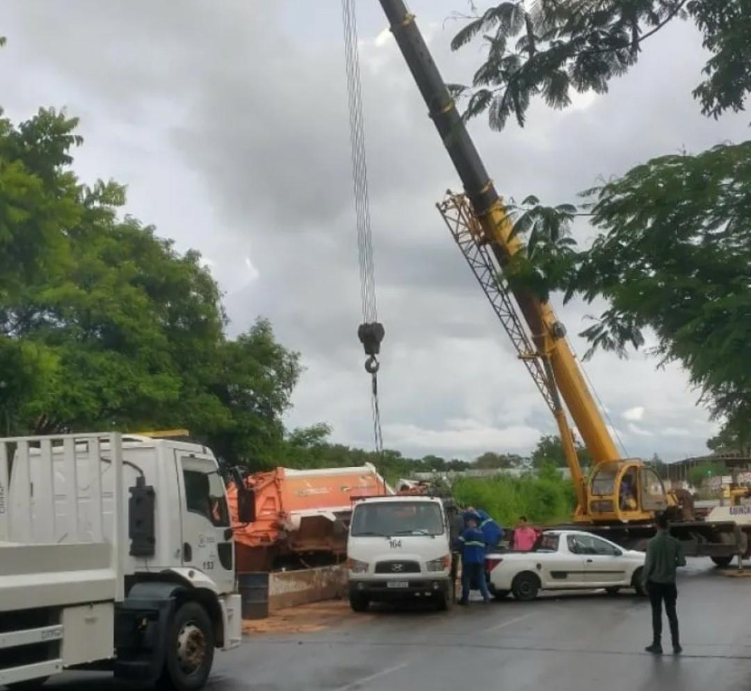 Caminhão da Comurg tomba após bater em poste na avenida C-6 em de Goiânia
