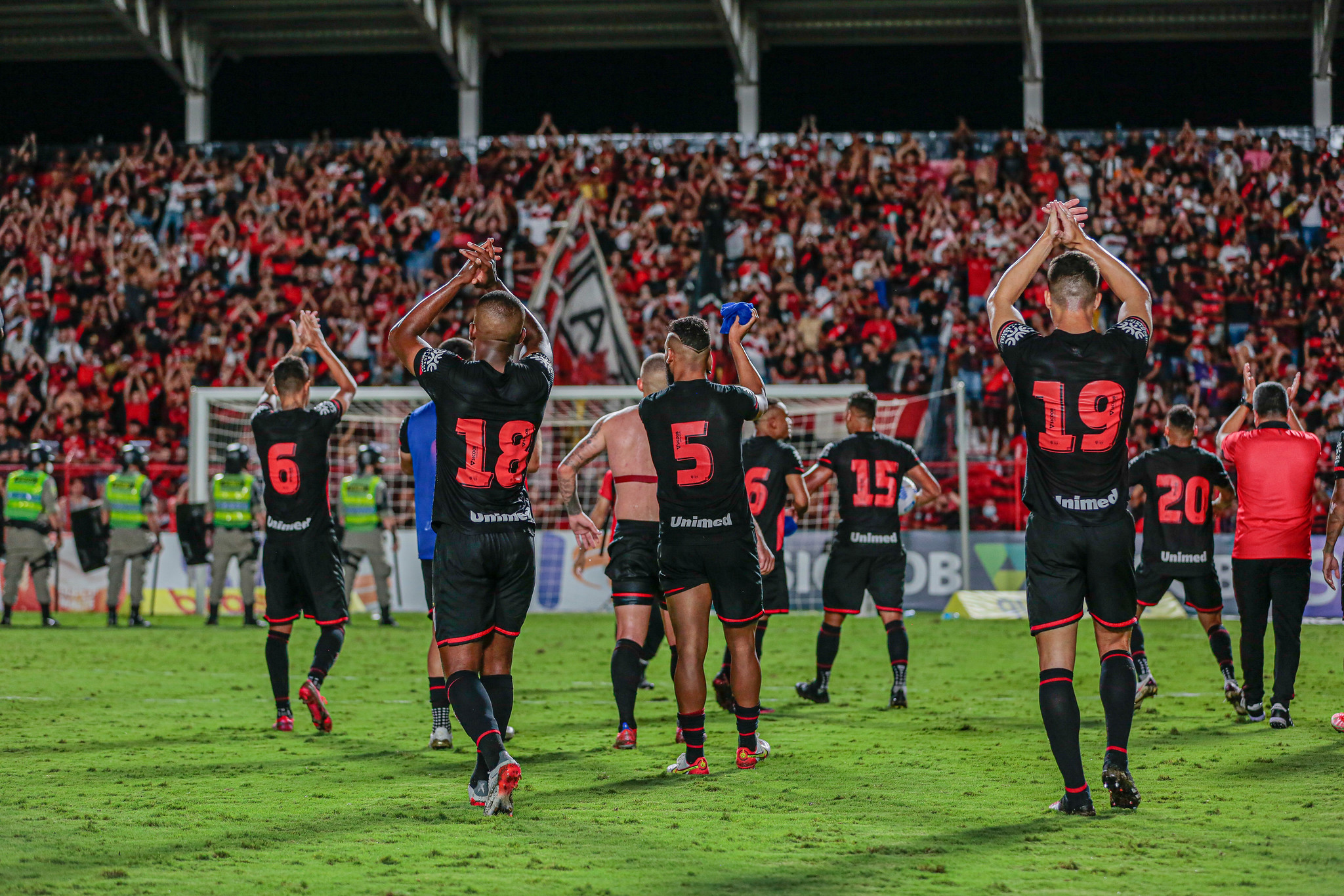 Jogadores do Atlético Goianiense aplaudem a torcida