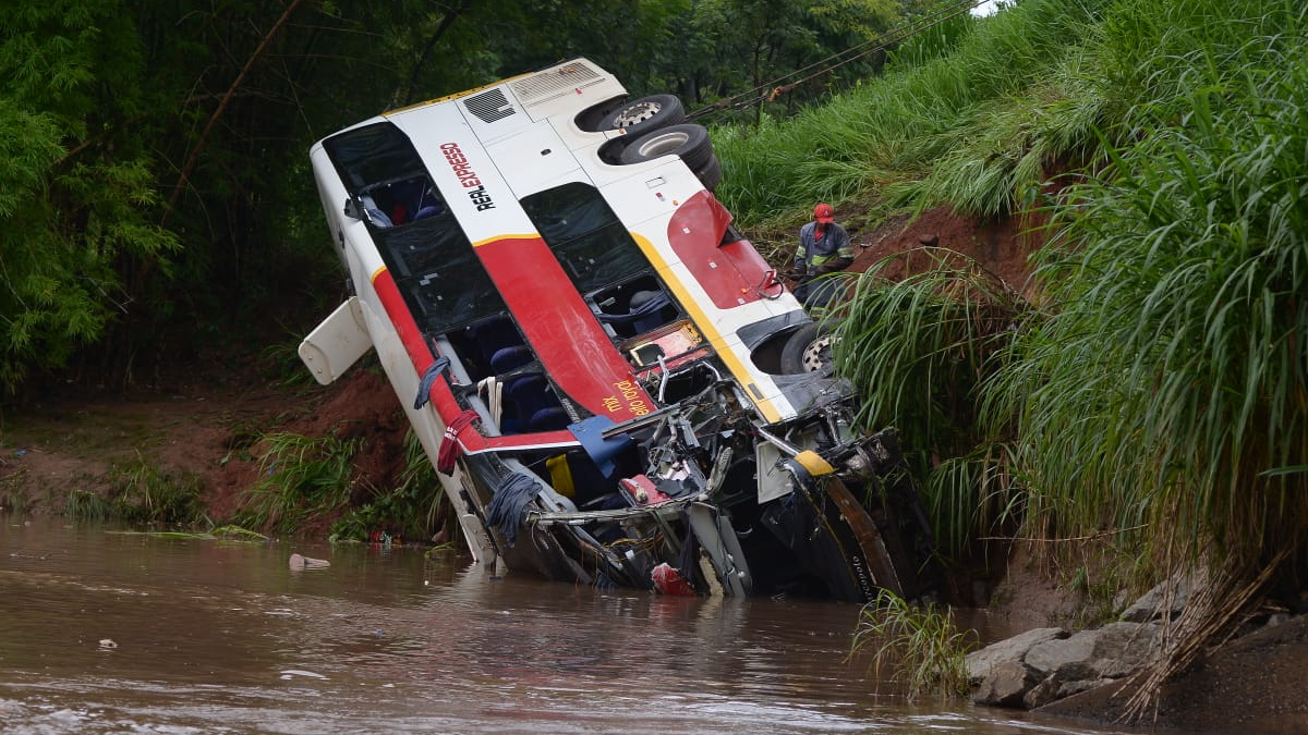 Empresa responsável por ônibus que caiu diz que prioridade agora são as vítimas e familiares