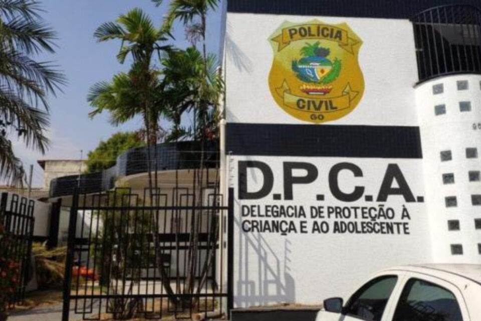 Mãe é presa suspeita de abandonar filho de 10 anos com dificência na rua, em Goiânia