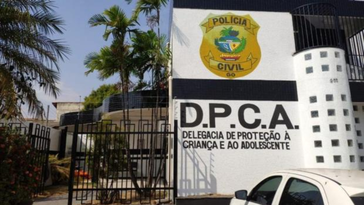 Mãe é presa suspeita de abandonar filho de 10 anos com dificência na rua, em Goiânia