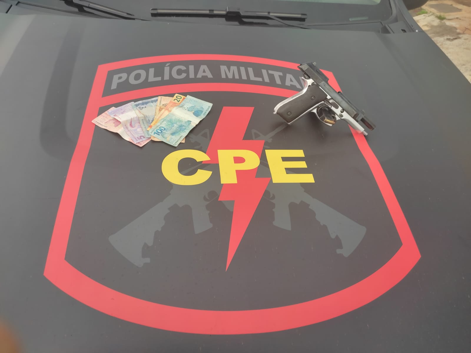 Pistola utilizada no crime e dinheiro do comércio foram localizados pelos policiais. (Foto: Divulgação/CPE)