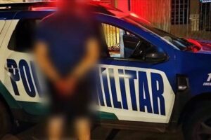 Suspeito de praticar o crime é enteado da vítima e foi detido pela PM. (Foto: Divulgação/28º BPM)