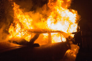 Presa suspeita de atear fogo no carro da ex-sogra para se vingar agressões do ex-namorado