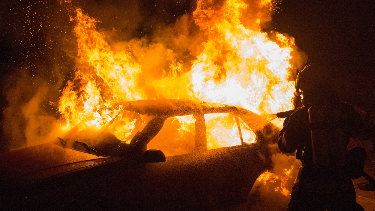 Presa suspeita de atear fogo no carro da ex-sogra para se vingar agressões do ex-namorado
