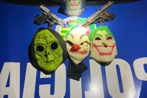 Policiais perseguem carro roubado e encontram ex-agente prisional no porta-malas