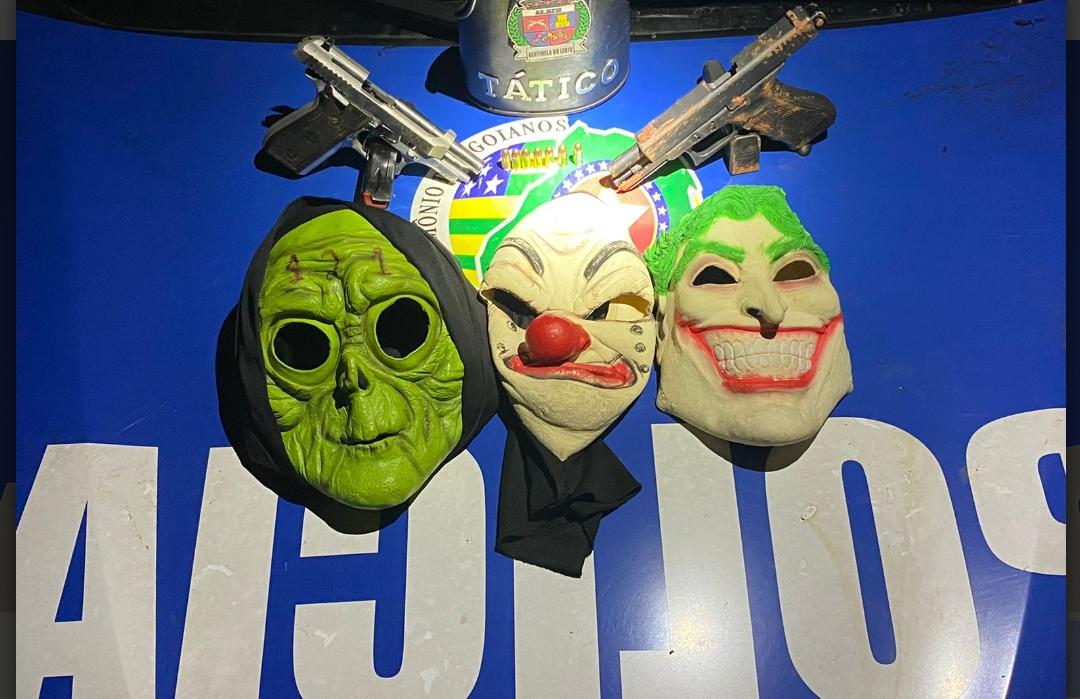 Policiais perseguem carro roubado e encontram ex-agente prisional no porta-malas