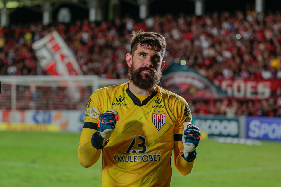 Fernando Miguel celebrando Atlético Goianiense