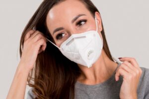 Flexibilização no uso de máscara deve baixar preço do produto na indústria