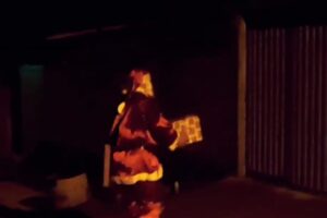 Um Papai Noel tem feito sucesso ao entregar presentes durante as madrugadas, na cidade de Petrolina de Goiás. (Foto: reprodução/redes sociais)