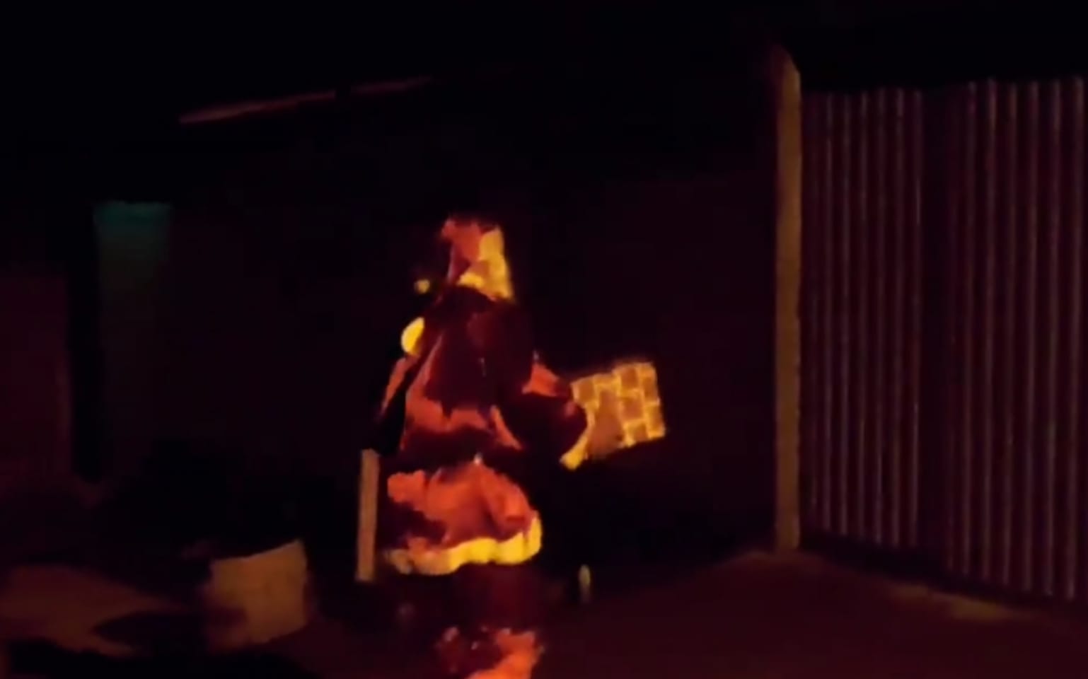 Um Papai Noel tem feito sucesso ao entregar presentes durante as madrugadas, na cidade de Petrolina de Goiás. (Foto: reprodução/redes sociais)