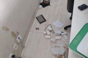 Local foi revirado e manchas de sangue foram identificadas. (Foto: Reprodução)