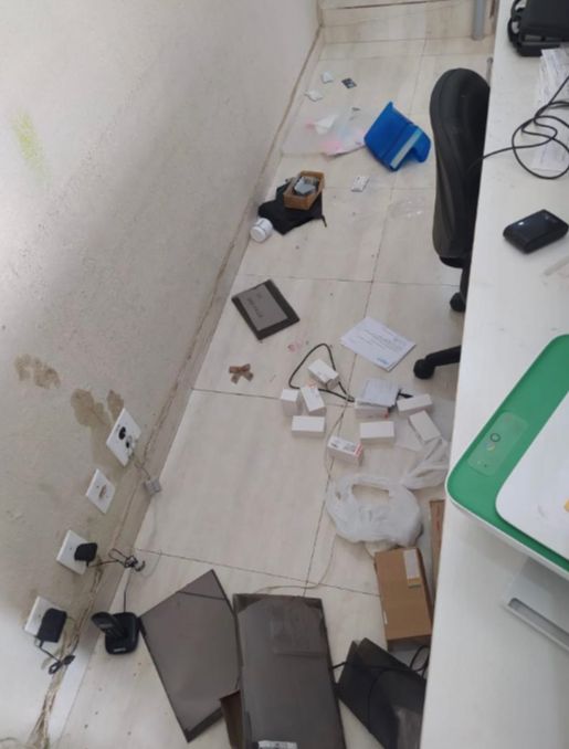 Local foi revirado e manchas de sangue foram identificadas. (Foto: Reprodução)