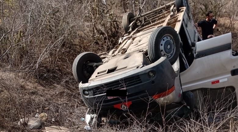 Vítima teve um trauma torácico e passou por drenagem. Homem ferido em acidente com van de equipe de Gusttavo Lima passa por cirurgia Cantor fez show na noite do último domingo (19), na cidade de São Bento. Veículo com equipe de Gusttavo Lima capota na Paraíba