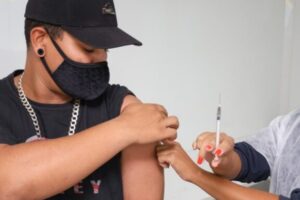 Vacinação de adolescentes pode ter reduzido hospitalizações mesmo com ômicron, diz estudo