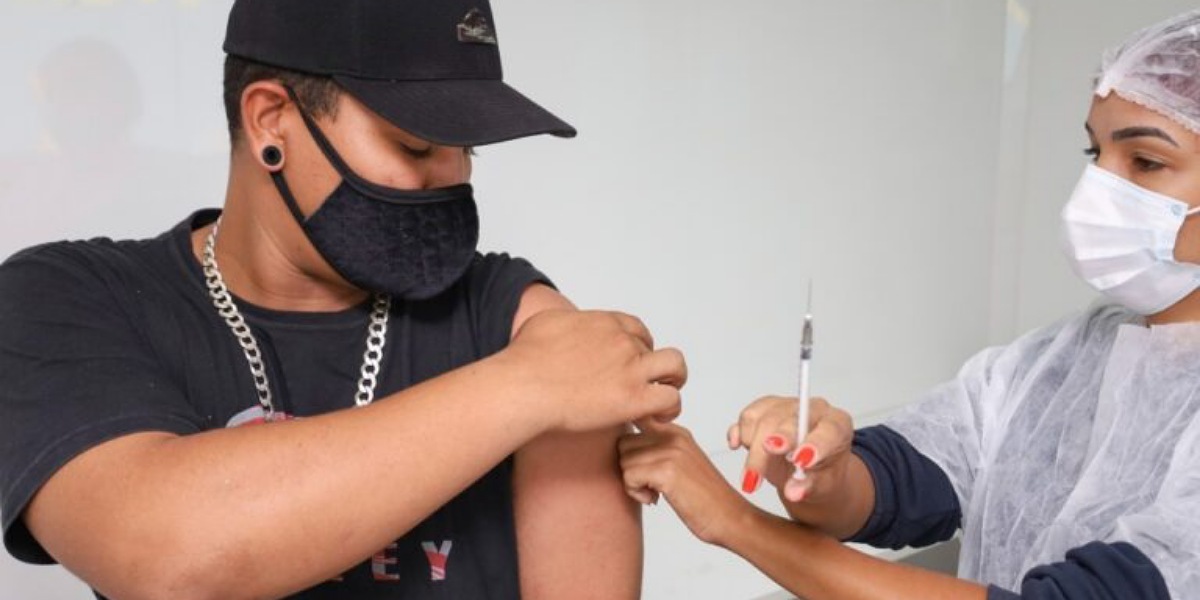 Vacinação de adolescentes pode ter reduzido hospitalizações mesmo com ômicron, diz estudo