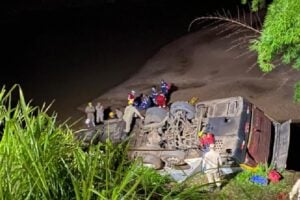 Acidente entre ônibus e caminhão termina com 5 mortos, em Aparecida (Foto: CBMGO - Divulgação)