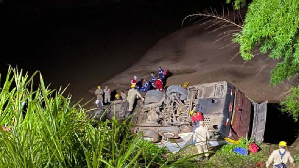 Acidente entre ônibus e caminhão termina com 5 mortos, em Aparecida (Foto: CBMGO - Divulgação)