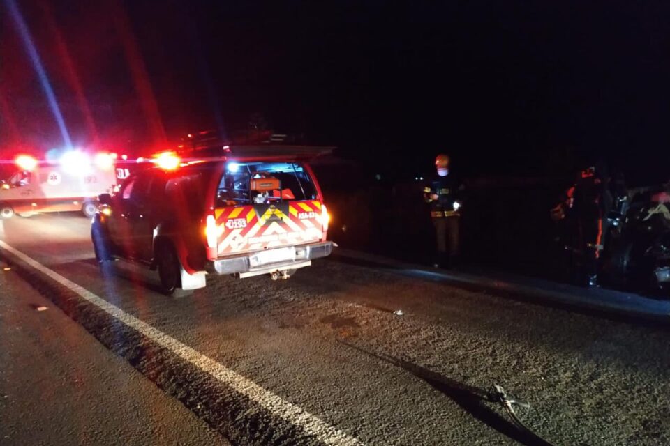 Três pessoas morrem após carro bater em caminhão na BR-153, em Rialma
