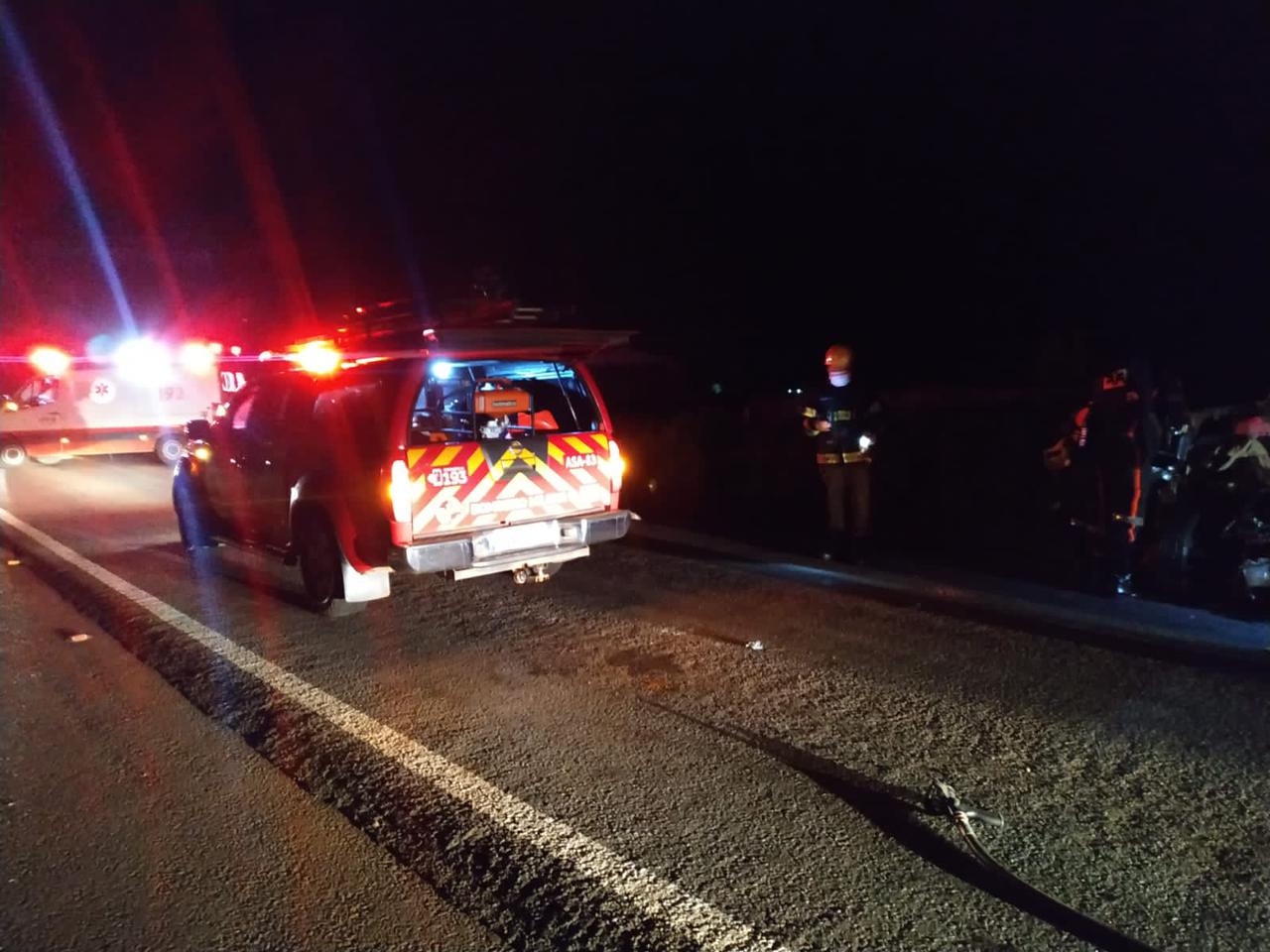 Três pessoas morrem após carro bater em caminhão na BR-153, em Rialma