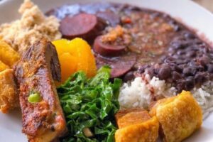 prato com feijoada, torresmo, arroz e couve