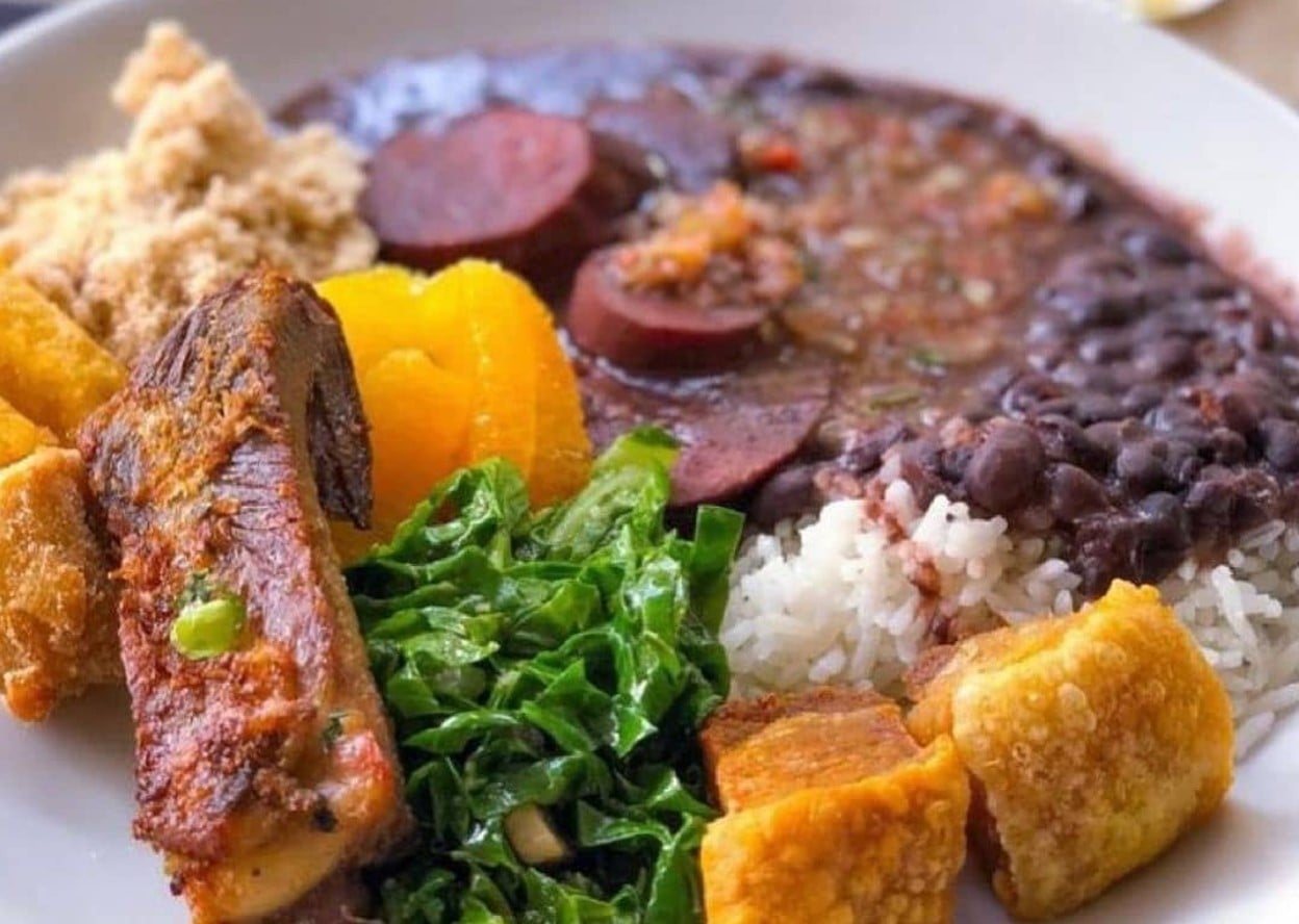 prato com feijoada, torresmo, arroz e couve