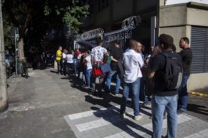 Desemprego recua para 12,1% e ainda atinge 12,9 milhões