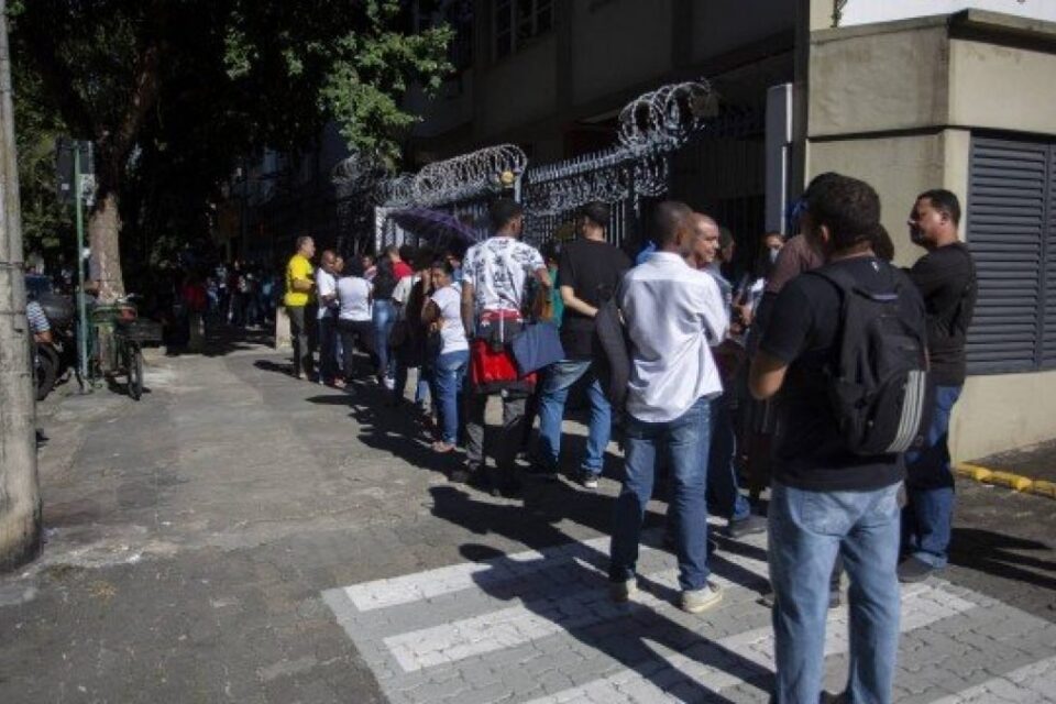 Desemprego recua para 12,1% e ainda atinge 12,9 milhões