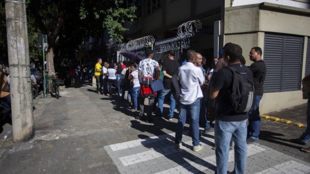 Desemprego recua para 12,1% e ainda atinge 12,9 milhões