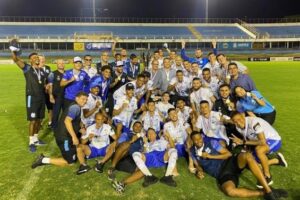Elenco do Grêmio Anápolis comemorando o titulo
