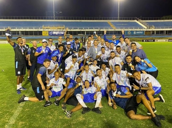 Elenco do Grêmio Anápolis comemorando o titulo