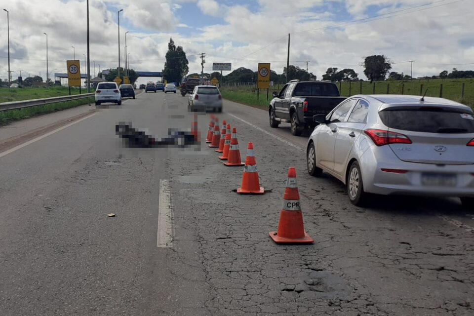 Motociclista morre após colidir contra carro e caminhão na GO-070, em Goiânia