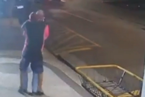 Homem usa mata-leão para roubar um celular, em São Paulo