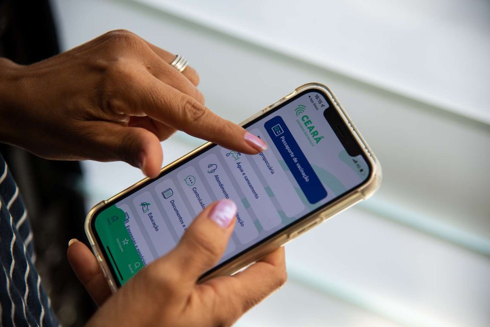 Funcionário de cinema que desobrigou passaporte da vacina é demitido em Fortaleza