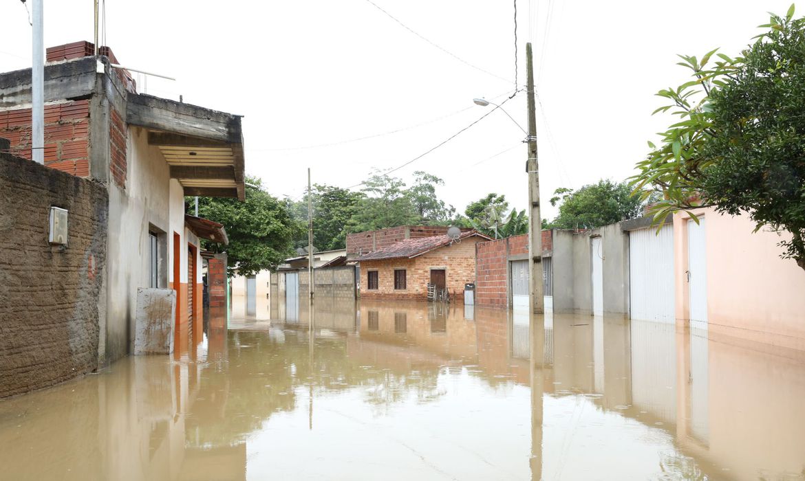 A Caixa vai liberar o FGTS para cidades da Bahia e Minas Gerais, que estão em estado de emergência após serem atingidas por temporal. (Foto: Gil Leonardi/Imprensa MG)