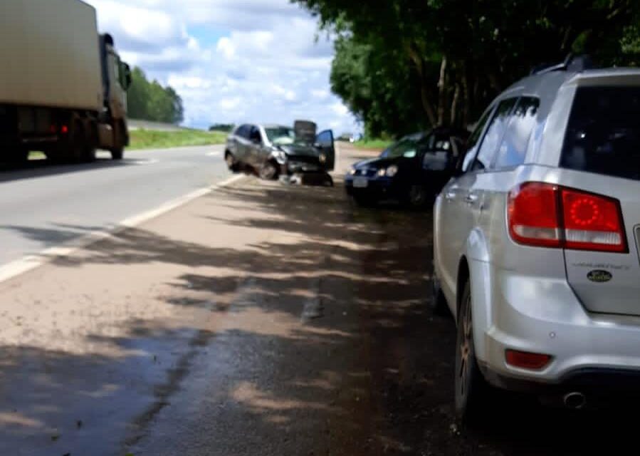 Acidente envolveu dois carros de passeio. (Foto: Rodrigo Andrade)