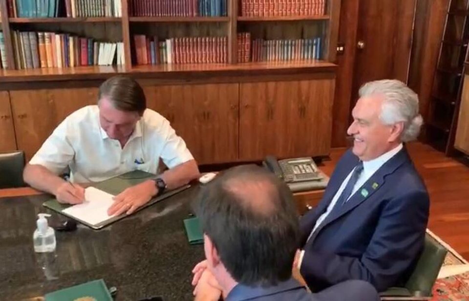 Bolsonaro assina adesão de Goiás ao RRF