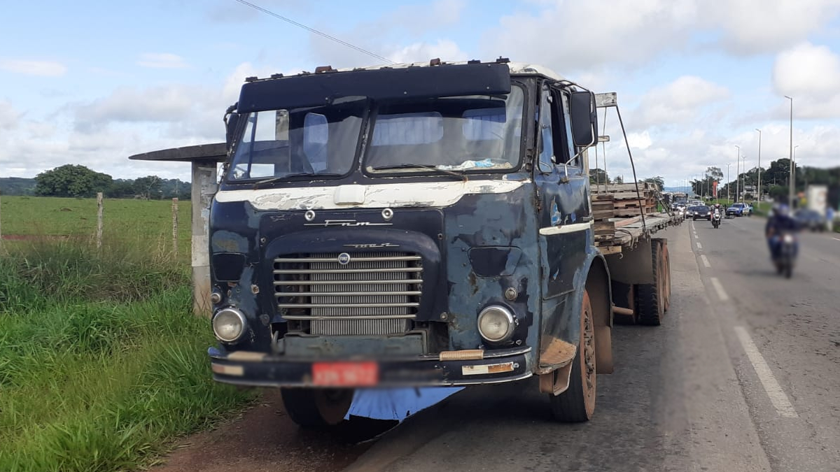 Motociclista morre após colidir contra carro e caminhão na GO-070, em Goiânia