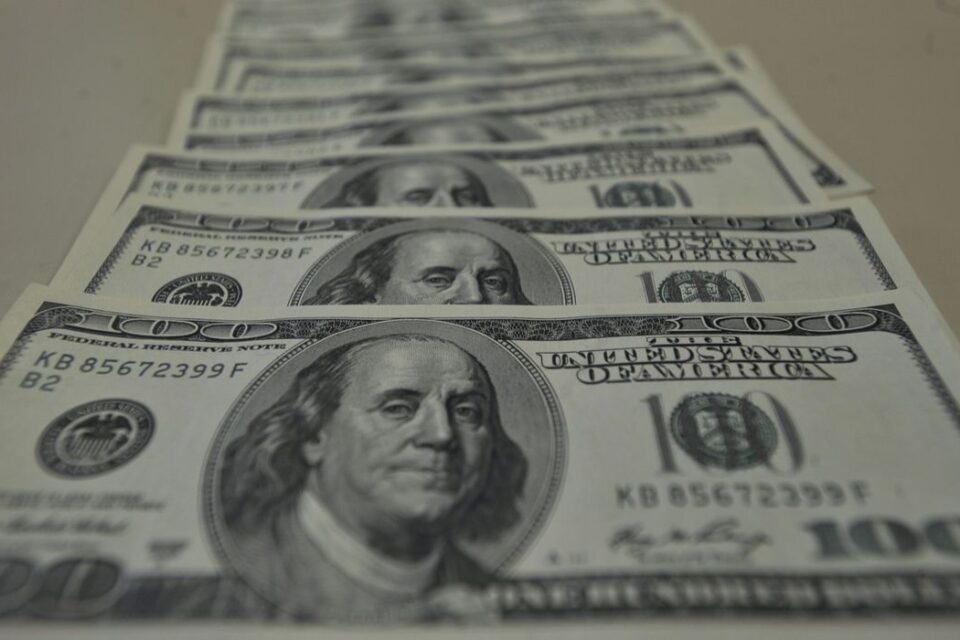 Dólar tem maior queda em duas semanas e fecha a R$ 5,66