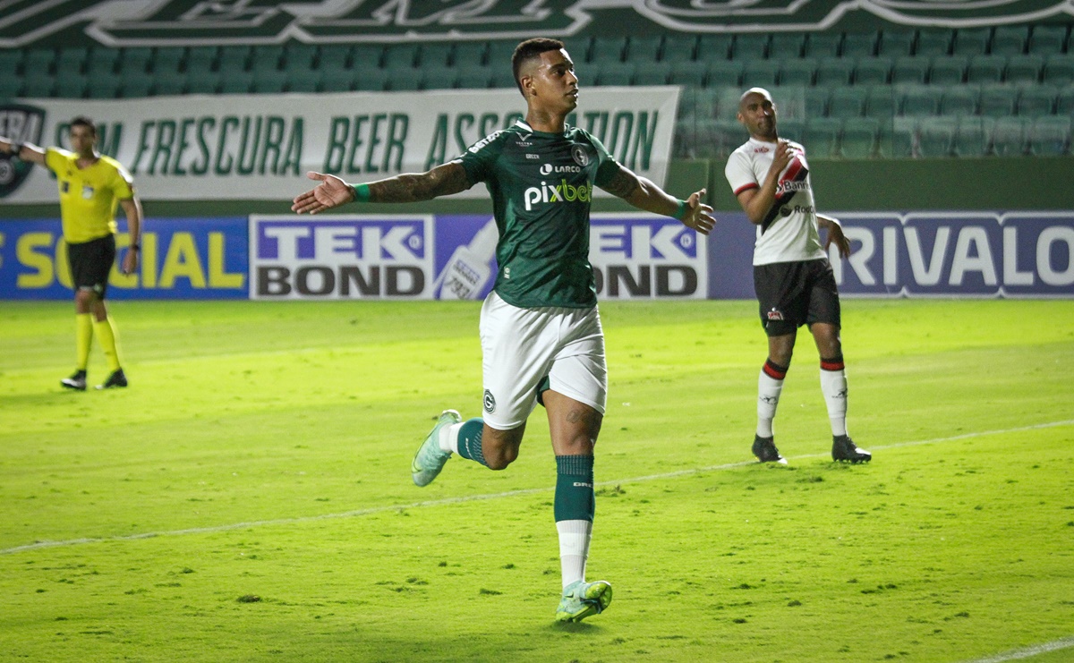 Alef Manga comemora gol com a camisa do Goiás