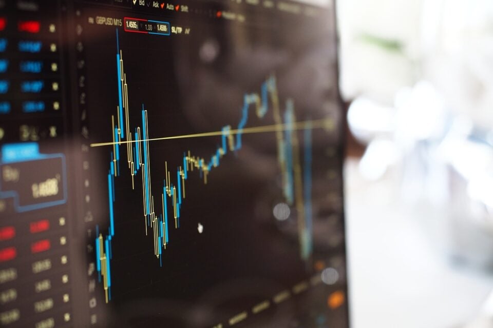 Bolsas disparam enquanto tropas russas cercam capital da Ucrânia