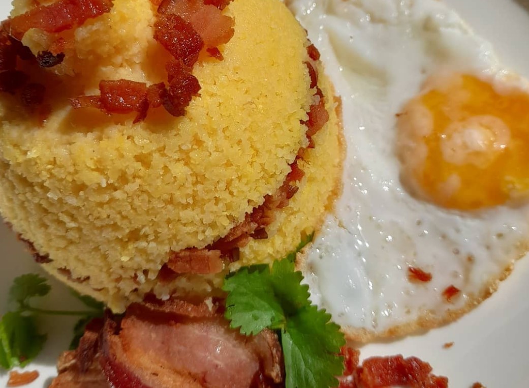 Cuscuz com bacon e ovo, opção para comer cuscuz em Goiânia 